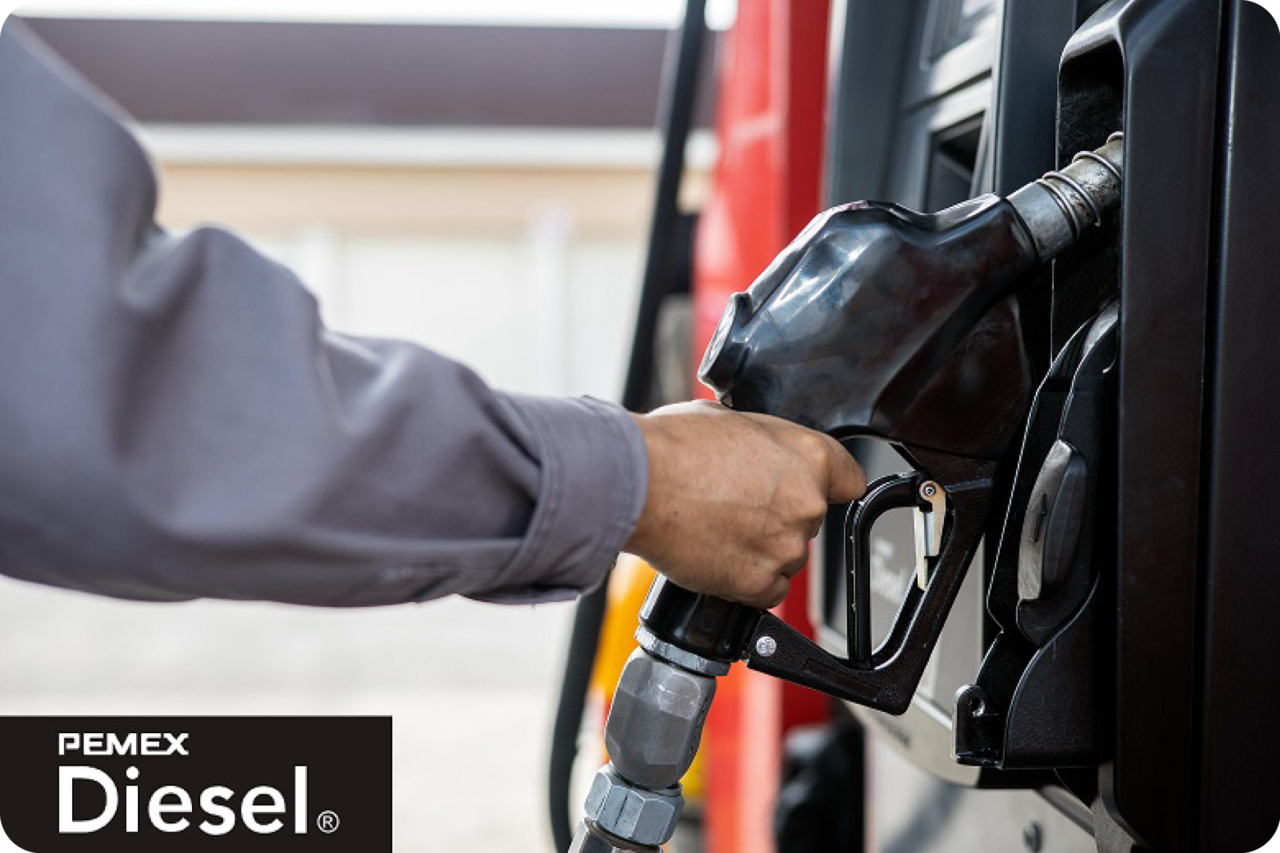Pistola de diésel siendo utilizada en una estación de servicio