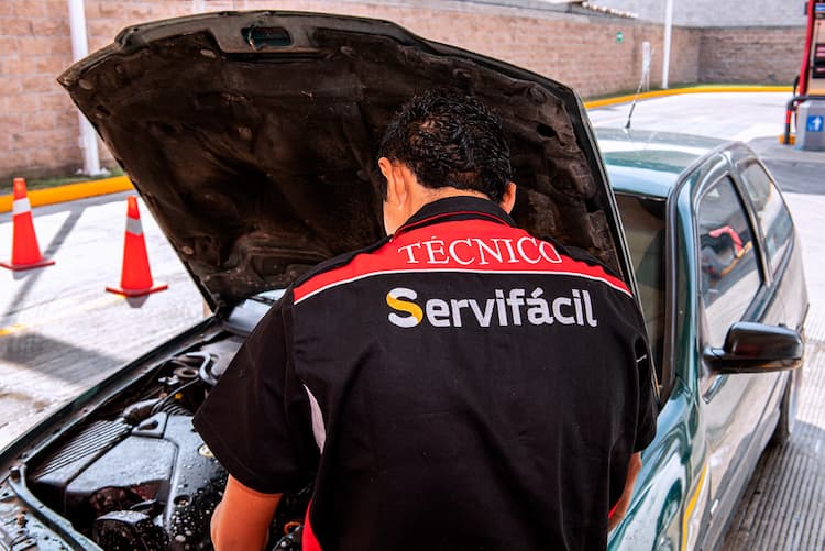 Técnico revisando motor